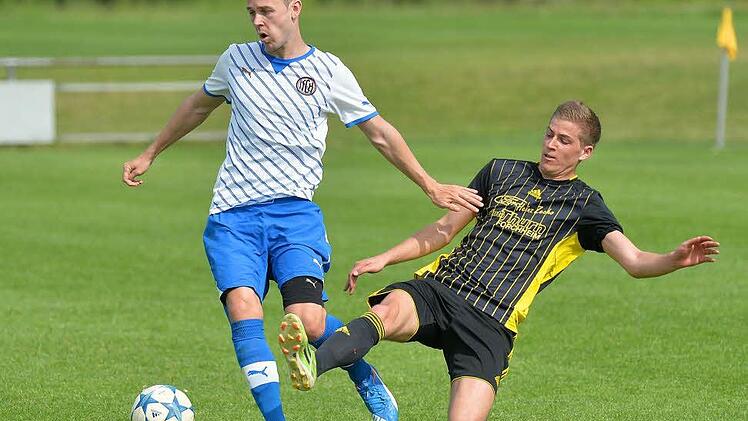 Kreisliga 1: Die Adelsdorfer um Dominic Zecho (rechts) schafften es bei der 1:3-Niederlage nicht, Michael Thomann und dem FC Herzogenaurach ein Bein zu stellen. Fotos: Picturedreams