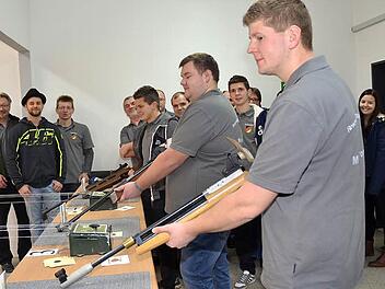 Die Reservistenkameraden Marienroth nahmen den neuen Schießstand in Posseck in Betrieb. Mit großer Freude waren auch viele Zuschauer und Gratulanten dabei. Unter ihnen auch (von links) Bürgermeister Hans Pietz, der Initiator und Erbauer Johanes Kiendl und Rudolf Hofmann (Vorsitzender RK Marienroth). Foto: K.- H. Hofmann