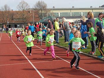 Zieleinlauf: Die Strecke bedeutete für manches Kind eine Herausforderung, aber am Ende zählte nur der Stolz, es geschafft zu haben.  Foto: Sigismund von Dobschütz
