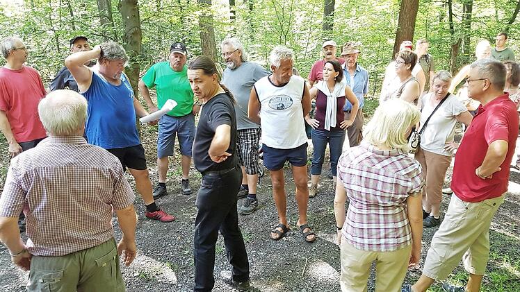 Der Forstschutzbeauftragte Georg Biertempfel (Vierter von links) gab Informationen &uuml;ber den Kr&uuml;mler Wald.  Fotos: Jagdgenossenschaft/Franz Huber