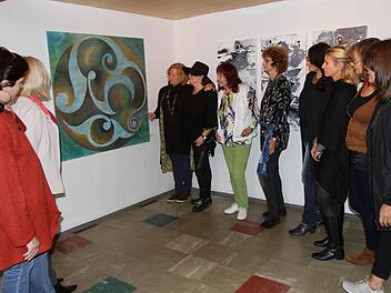 Künstlerin Susanne Röder (Dritte von links) erläutert  ihr Kunstwerk der Dozentin  Gabriele Schöpplein (Vierte von links) und den übrigen Künstlerinnen.