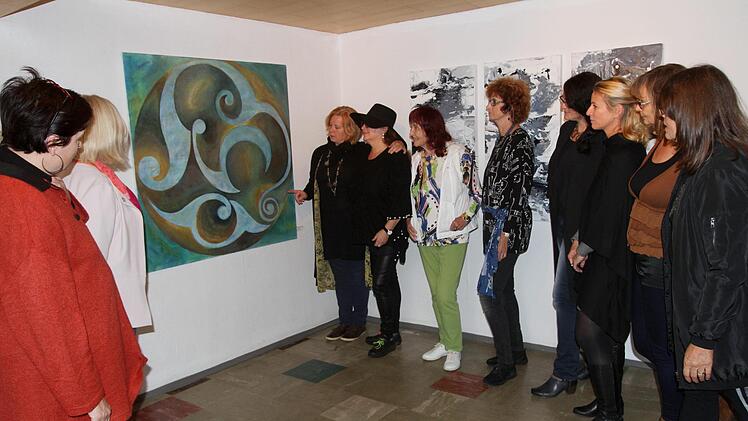 Künstlerin Susanne Röder (Dritte von links) erläutert  ihr Kunstwerk der Dozentin  Gabriele Schöpplein (Vierte von links) und den übrigen Künstlerinnen.