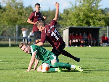 Sascha Engelhardt (links, TSV Neudrossenfeld) bringt Kay Zollhöfer zu Fall. Wird es dem TSV Neudrossenfeld am Samstag gelingen, den ungeschlagenen Liga-Primus ATSV Erlangen zu bezwingen?  Foto: Peter Mularczyk