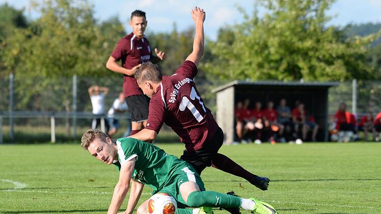 Sascha Engelhardt (links, TSV Neudrossenfeld) bringt Kay Zollhöfer zu Fall. Wird es dem TSV Neudrossenfeld am Samstag gelingen, den ungeschlagenen Liga-Primus ATSV Erlangen zu bezwingen?  Foto: Peter Mularczyk