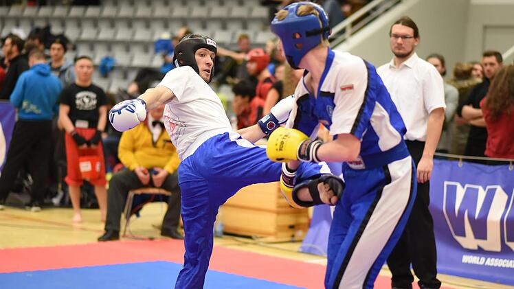 Viktor Rollheiser (links, Bushido Coburg) gewann alle seine K&auml;mpfe.