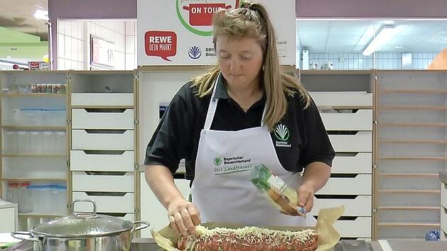 Stellvertretende Kreisb&auml;uerin Petra Grimmer gab Tipps rund um eine gesunde Ern&auml;hrung mit heimischen Produkten und bereitete leckere Gerichte zu, wie hier die Hack-Kr&auml;uter-Rolle. Foto: Christian Licha