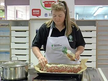 Stellvertretende Kreisbäuerin Petra Grimmer gab Tipps rund um eine gesunde Ernährung mit heimischen Produkten und bereitete leckere Gerichte zu, wie hier die Hack-Kräuter-Rolle. Foto: Christian Licha