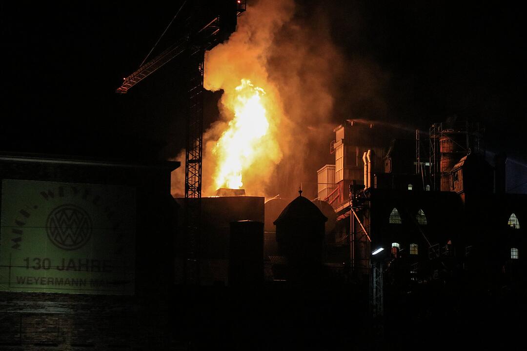 Malzfabrik Weyermann in Bamberg in Flammen: Einsatzkräfte kämpfen vor Ort gegen den Brand