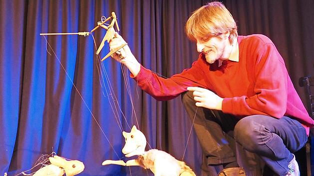 Im B&uuml;hnenst&uuml;ck "Die Geschichte vom guten Wolf", das Patrik Lumma auff&uuml;hrt, ist nichts so wie es scheint.  Foto: Theresa Schiffl