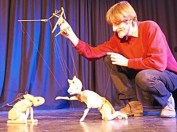 Im B&uuml;hnenst&uuml;ck "Die Geschichte vom guten Wolf", das Patrik Lumma auff&uuml;hrt, ist nichts so wie es scheint.  Foto: Theresa Schiffl