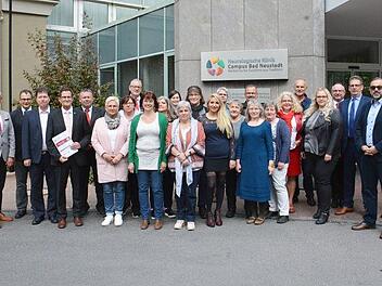 In der Neurologischen Klinik in Bad Neustadt wurden Unterfrankens erste Schlaganfallhelferinnen und -helfer ausgebildet. Sie erhielten nun die entsprechenden Zertifikate in einer kleinen Feierstunde überreicht. Mit auf dem Bild Bad Neustadts Bürgermeister Bruno Altrichter, stellvertretender Landrat Peter Suckfüll (links) sowie die einzelnen Projektpartner. Friedrich