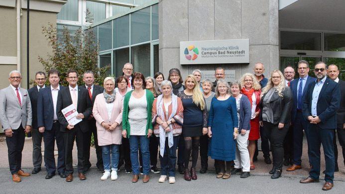 In der Neurologischen Klinik in Bad Neustadt wurden Unterfrankens erste Schlaganfallhelferinnen und -helfer ausgebildet. Sie erhielten nun die entsprechenden Zertifikate in einer kleinen Feierstunde überreicht. Mit auf dem Bild Bad Neustadts Bürgermeister Bruno Altrichter, stellvertretender Landrat Peter Suckfüll (links) sowie die einzelnen Projektpartner. Friedrich