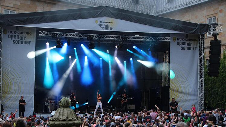 Vanessa Mai bei ihrem Konzert beim HUK-Coburg-Open-Air-Sommer im Tambacher Schlosshof.Oliver Schmidt