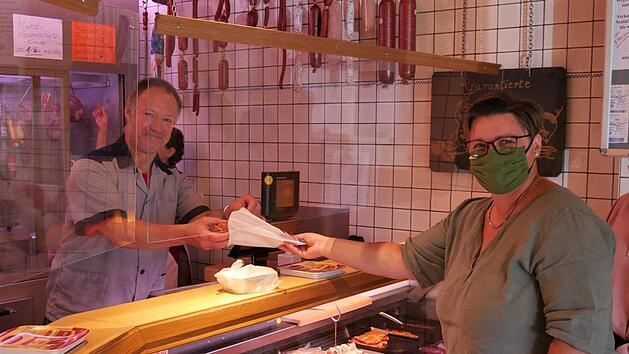 Supermarkt-Fleisch kommt ihnen nicht in die T&uuml;te: Diana Passador-Schramm und ihre Tochter Simona kaufen seit vielen Jahren beim Metzger ihres Vertrauens ein - nette Gespr&auml;che und Beratung bei Familienfeiern inklusive. Foto: Sandra Hackenberg