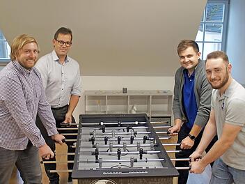 Die Jugendbeauftragten David Lauterbach (vorne links) sowie Lukas Busch und Niklas Welscher (rechts von vorne) bei einem Treffen mit Bürgermeister Jürgen Gäbelein (hinten links).  Foto: Thomas Micheel