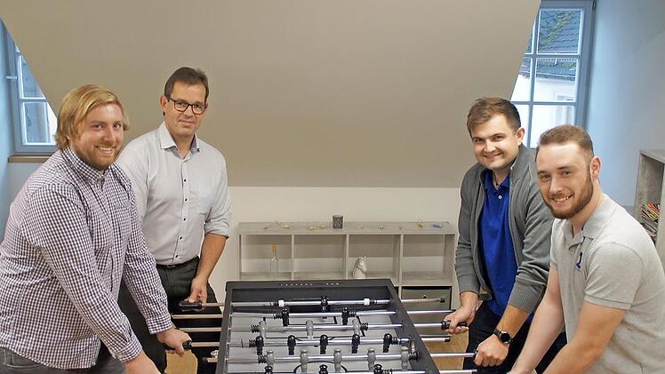 Die Jugendbeauftragten David Lauterbach (vorne links) sowie Lukas Busch und Niklas Welscher (rechts von vorne) bei einem Treffen mit Bürgermeister Jürgen Gäbelein (hinten links).  Foto: Thomas Micheel