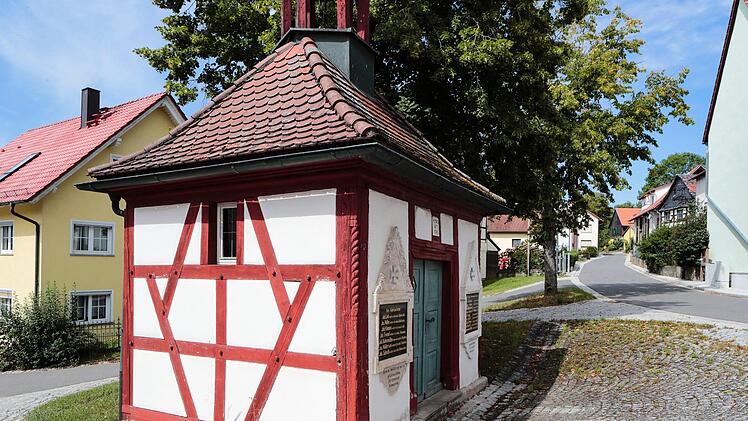 Die Kapelle inmitten des Orts