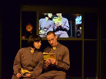 Winston Smith (Benjamin Jorns)  verliebt sich heimlich in Julia (Anna Schindlbeck). Foto: Sebastian Worch