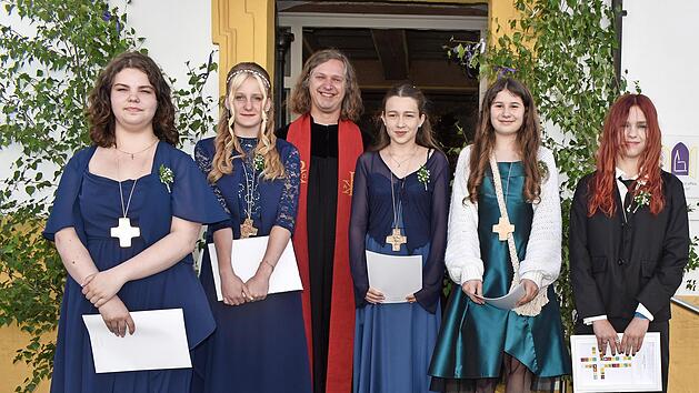 Die Konfirmanden mit Pfarrer Daniel Steffen Schwarz nach dem Festgottesdienst vor der St.-Nikolauskirche.