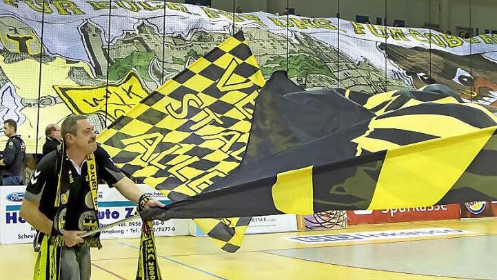 Auch die Coburger West-Kurve hatte eine mühsam erarbeitete und sehenswerte Choreographie vorbereitet und zeigte so ihre Verbundenheit zu den Spielern und den Verein.