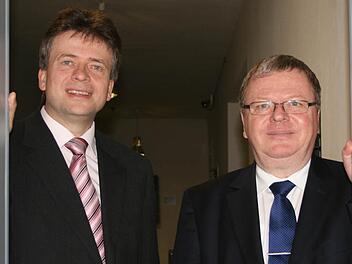 Hereinspaziert: Der Direktor des Amtsgerichts, Jürgen Fehn (links) führt den Präsidenten des Oberlandesgerichts, Clemens Lückemann, durch die Räume des Kronacher Justizgebäudes. Foto: Veronika Schadeck