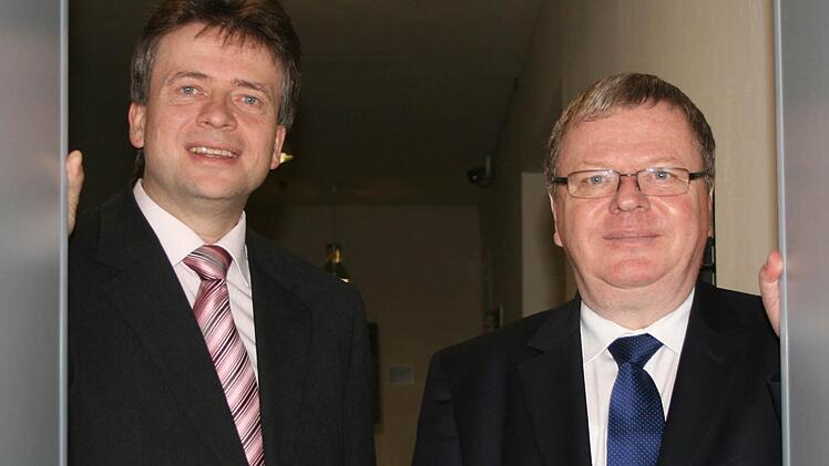 Hereinspaziert: Der Direktor des Amtsgerichts, Jürgen Fehn (links) führt den Präsidenten des Oberlandesgerichts, Clemens Lückemann, durch die Räume des Kronacher Justizgebäudes. Foto: Veronika Schadeck