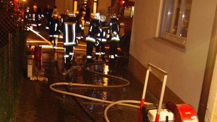 Drei Feuerwehren waren im Einsatz. Sie sorgten dafür, dass der Brand nicht auf das Wohnhaus übergriff.