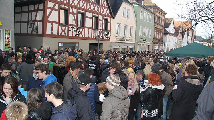 Gut besuchter Frühschoppen am Vormittag des Heiligen Abends in Kulmbach. Fotos: Sonja Adam