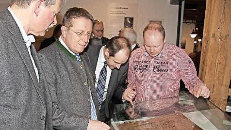 Hans-Hermann Limmer freut sich, dass Oberbürgermeister Henry Schramm, der stellvertretende Landrat Jörg Kunstmann und Braumeister Alexander Matthes sich für die Geschichte der Mühle interesssieren,