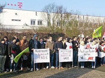 Die Streikenden Telekom-Mitarbeiter bei der Kundgebung am Standort in der Bamberger Gartenstadt.  Foto: privat