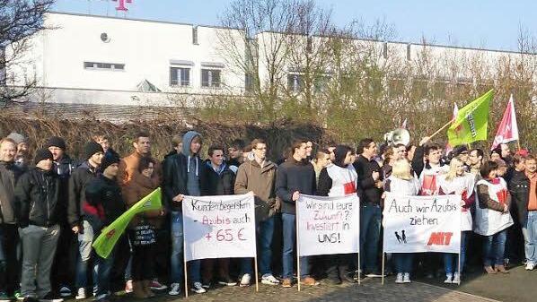 Die Streikenden Telekom-Mitarbeiter bei der Kundgebung am Standort in der Bamberger Gartenstadt.  Foto: privat
