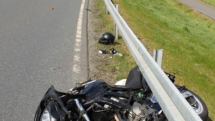 Nach einem missglückten Überholmanöver auf der B 85 bei Lösau landet ein 35-jähriger Biker aus Kulmbach im Krankenhaus. Foto: Jürgen Gärtner