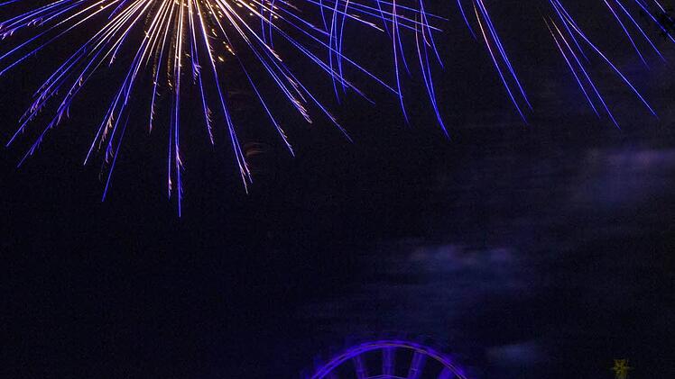 Blaues Feuerwerk auf dem Volksfestplatz mit Blick auf das Riesenrad. Ach dieses Jahr zog die Veranstaltung Blaue Nacht viele Besucher an. Auf dem Volksfest gab es blau angeleuchtete Fahrgeschäfte sowie ein blaues Feuerwerk. Foto: News5 / Grundmann