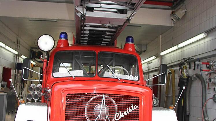 Die Drehleiter, namens Christa, ist der ganze Stolz der Kulmbacher Wehr: Der Oldtimerstammtisch der Freiwilligen Feuerwehr Kulmbach poliert die 46 Jahre alte Drehleiter und möchte sie beim Tag der offenen Tür zum ersten Mal öffentlich zeigen.
