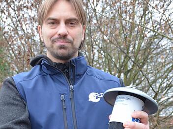 Sebastian Weigand vom LBV zeigt ein Futtersilo, das sich gut eignet, um Vögel hygiensich zu füttern. Foto: Rainer Lutz