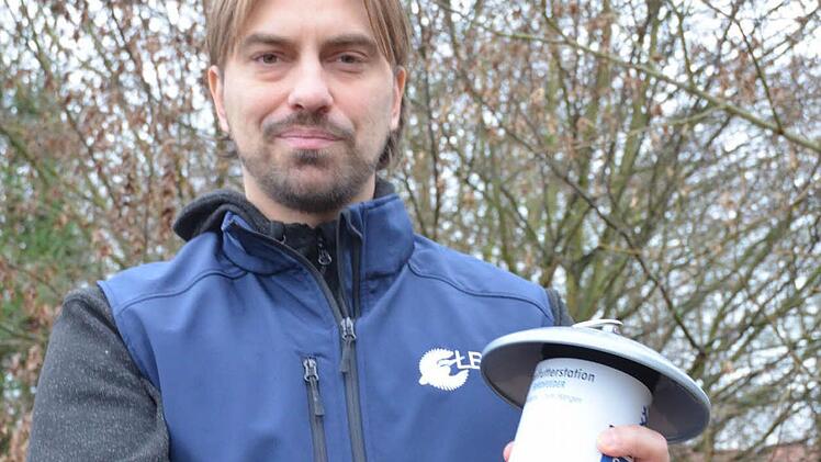 Sebastian Weigand vom LBV zeigt ein Futtersilo, das sich gut eignet, um Vögel hygiensich zu füttern. Foto: Rainer Lutz