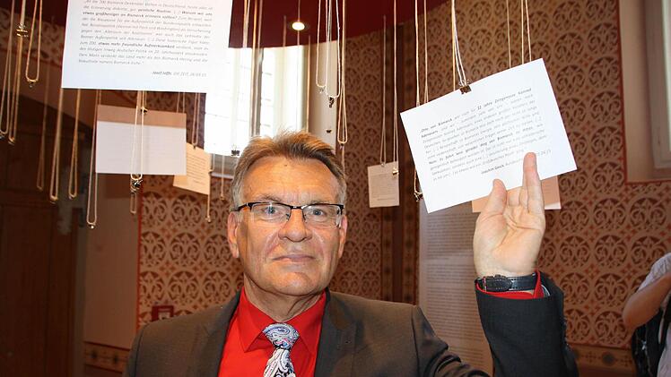 Auf Blättern, die von der Decke hängen, hat Kurator Lothar Machtan Zitate zu Bismarck gesammelt, hier sollen auch Besucher mitmachen. Foto: Ralf Ruppert