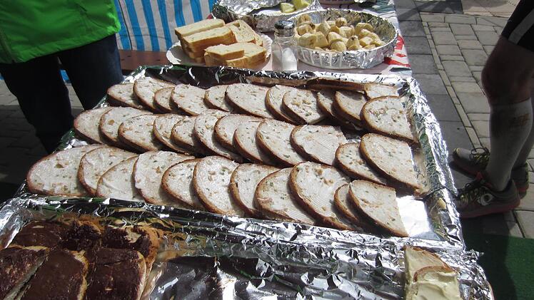 Auf die Kalorien braucht man beim Rennsteiglauf nicht zu achten. Brote mit Schmalz, Nutella oder Margarine geben die nötige Power.