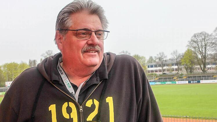 Michael Hahn, 57 Jahre alt, ist das, was man ein Urgestein nennt. Obwohl er nie selbst gespielt hat, ist er von Kindesbeinen an bei der SpVgg Bayreuth gewesen. Heute ist er Sicherheitsbeauftragter. Foto: Martin Kreklau