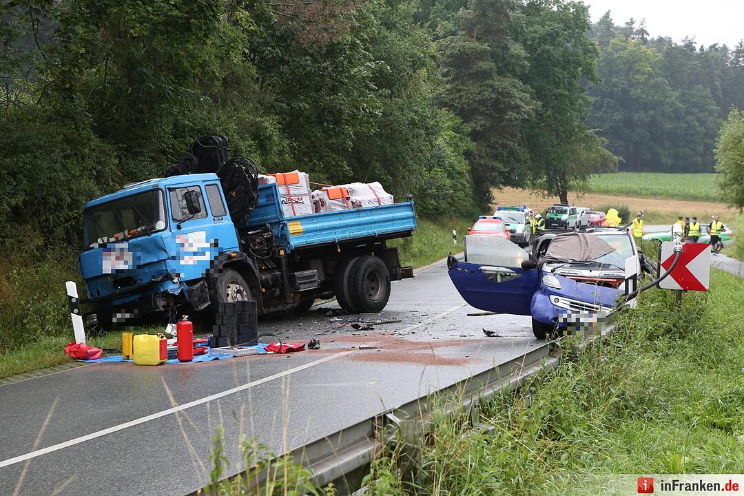 Smart schleudert in entgegenkommenden Lkw - Autofahrer stirbt am Unfallort