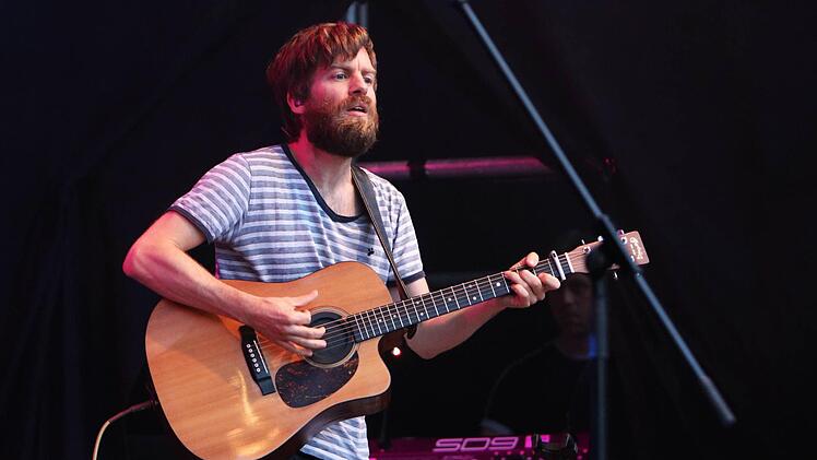 Michael Patrick Kelly zog seine Zuhörer beim Gastspiel im Rahmen des "Tambacher Sommers". Foto: Jochen Berger