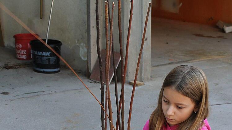 Reihe für Reihe flochten die Kids ihre Stuhllehnen.  Foto: Janina Reuter