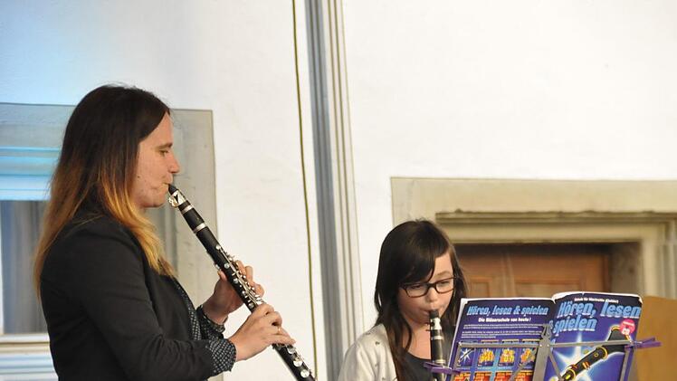 Unterstützung durch die Musiklehrerin Birgit Döhler: Lara Seubert. Foto: Peter Klopf