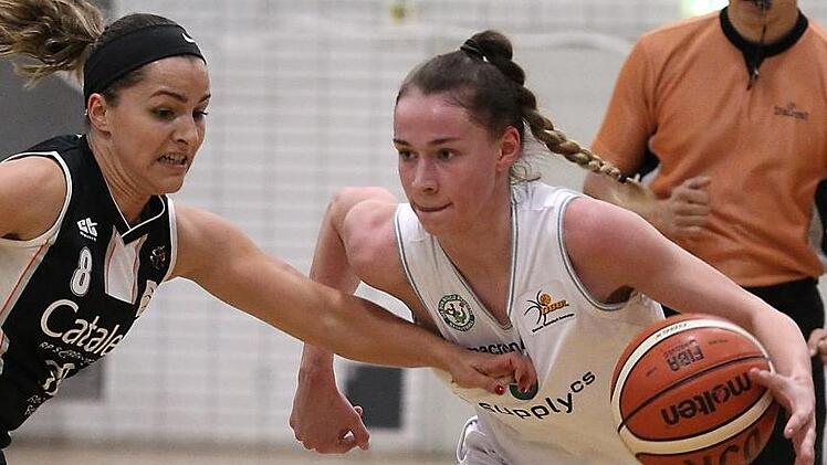 Julia Förner (r.), hier bewacht von der Heidelbergerin Helena Chatzitheodoros, führte am Freitag klug Regie und brachte mit beherzten Aktionen die DJK mit auf die Siegerstraße. Foto: sportpress