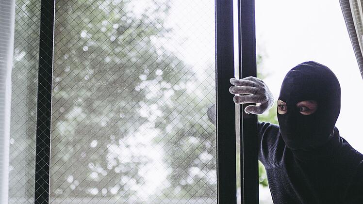Die Frau kehrte in ihr Haus zurück und erkannte durch das Fenster zwei fremde Männer. Sie ging um das Anwesen herum und beobachtete die Flucht der beiden Männer durch den Garten. Symbolfoto: beeboys/Adobe Stock