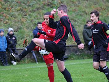 Nah dran am Punktgewinn waren die Fuchsstädter Nico Neder und Simon Bolz (rechts) im Spiel gegen Vatan Spor Aschaffenburg. Letztendlich genügte dem Tabellenführer ein Tor zu drei Punkten. Foto: Sebastian Schmitt