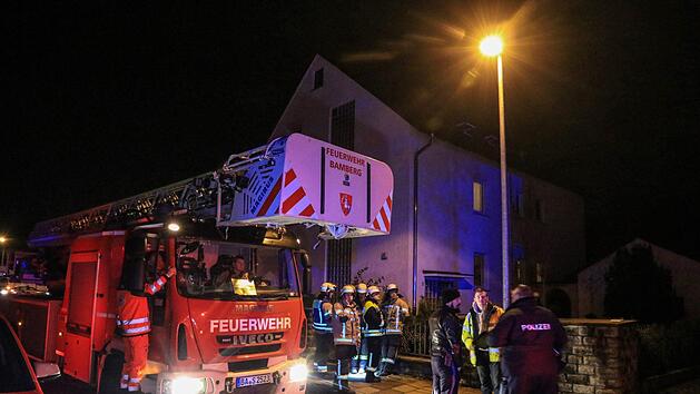 Die Bamberger Feuerwehr wurde am Dienstagabend zu einem Brand in die Herzstra&szlig;e gerufen. Ein Adventskranz brannte nieder und richtete gro&szlig;en Schaden an. Foto: News5/Merzbach