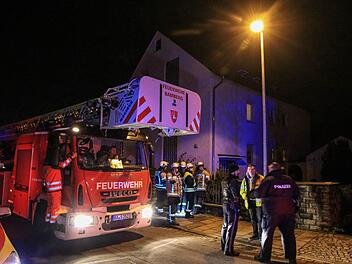 Die Bamberger Feuerwehr wurde am Dienstagabend zu einem Brand in die Herzstraße gerufen. Ein Adventskranz brannte nieder und richtete großen Schaden an. Foto: News5/Merzbach
