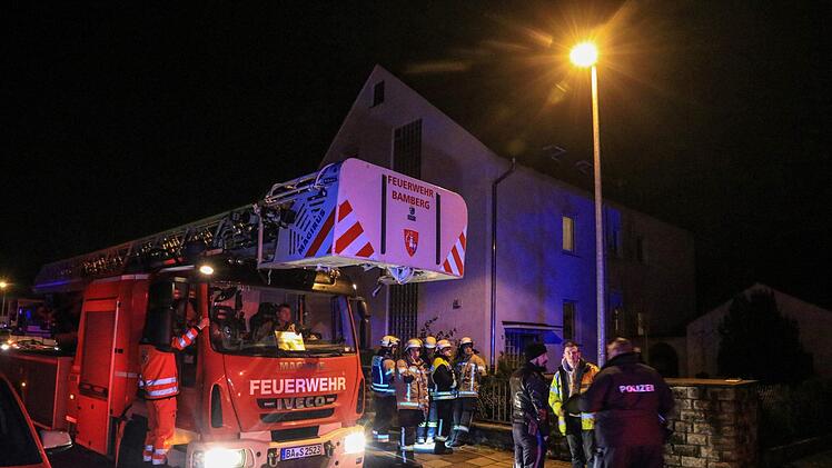 Die Bamberger Feuerwehr wurde am Dienstagabend zu einem Brand in die Herzstraße gerufen. Ein Adventskranz brannte nieder und richtete großen Schaden an. Foto: News5/Merzbach