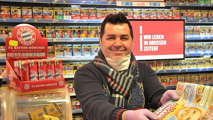 Um während der Corona-Krise soziale Kontakte zu haben, lässt Thair Bashari seinen Kiosk sogar länger geöffnet als üblich.  Foto: Sandra Hackenberg